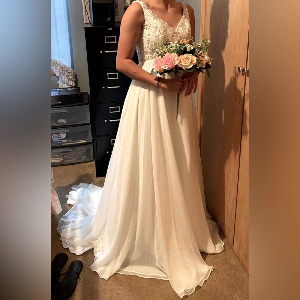 WEDDING DRESS | Size: 8 | White/Ivory | WORN ONCE 💕